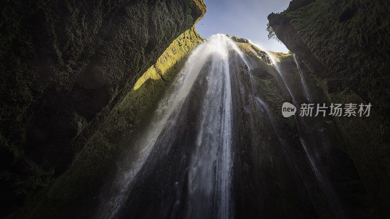 Gljúfrafoss冰岛gljufrabuiwaterfall in hidden Gorge against Blue Sky